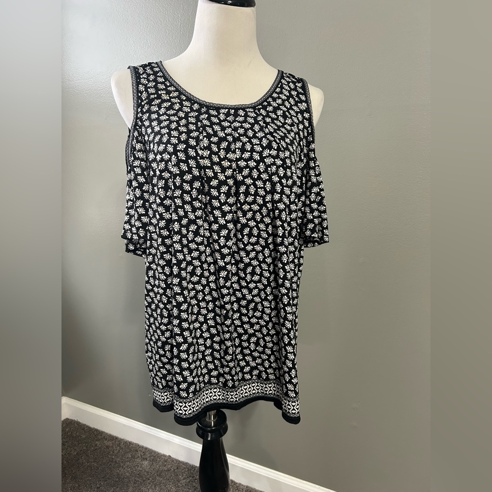 Maxx studio, women’s XL cold, shoulder, blouse, black and‎ white and color